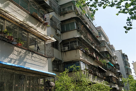 利群小区法院家属院104平学区房23平大库房免车位费